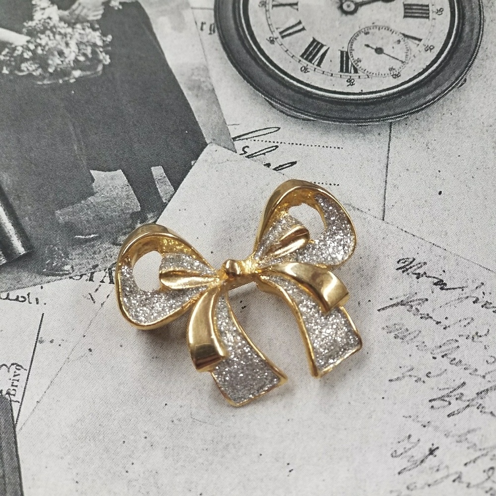Gorgeous VTG BOW Brooch